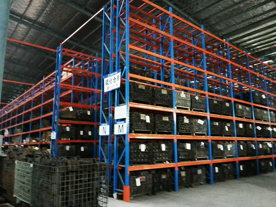 Entrepôt de pièces en caoutchouc semi-finies de l'usine RNTICO pour supports d'amortisseurs de véhicules lourds